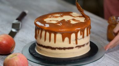 Ev yapımı Karamel sosu ile dekorasyon lezzetli elma kek.