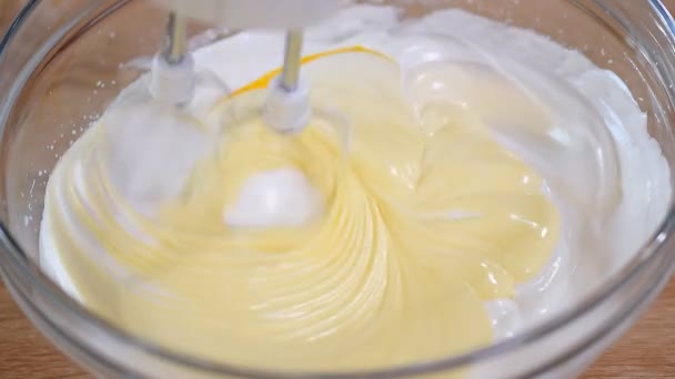 Ranselende room met elektrische mixer. Home bakkerij. Ingrediënten voor het bakken thuis. Eieren kloppen met handmixer. — Stockvideo