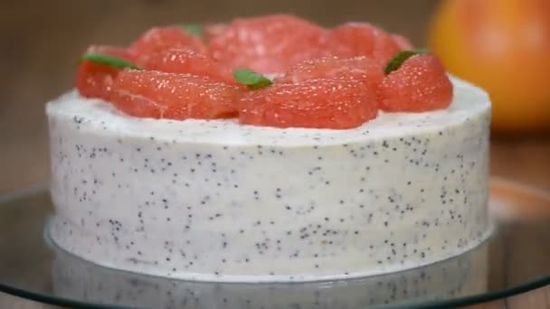 Leckerer Grapefruitkuchen auf dem Tisch. — Stockvideo