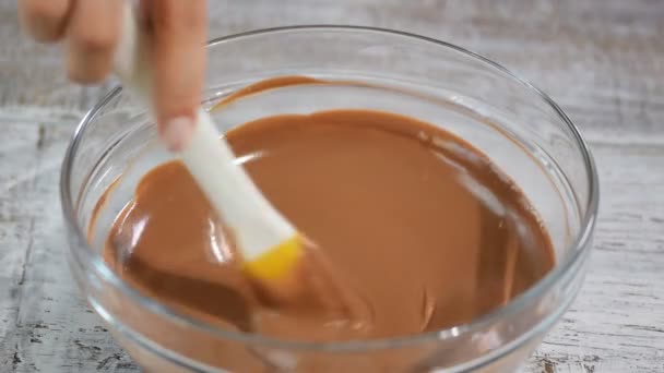 Gospodyni domu co robione czekolady. Kobieta mieszania składników przez Trzepaczka do gotowania czekoladowe ciasto piekarni w domowa kuchnia — Wideo stockowe