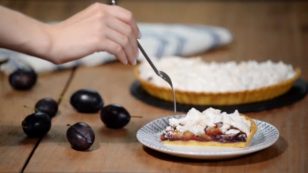 Delicioso bolo fatiado de ameixas maduras close-up sobre a mesa. Torta de ameixa caseira . — Vídeo de Stock