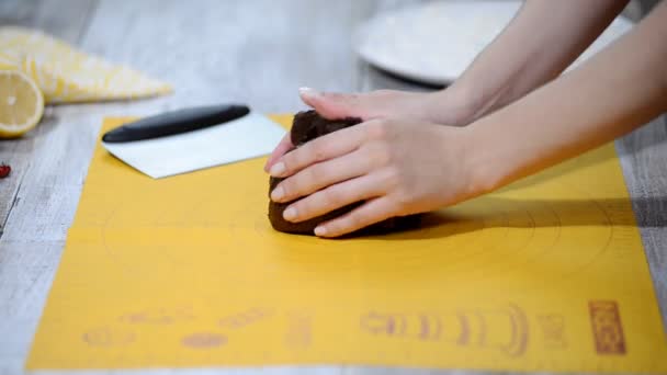 Le mani femminili hanno impastato la pasta di cioccolato su un tavolo bianco durante biscotti Di Capodanno. Il concetto di classi culinarie . — Video Stock