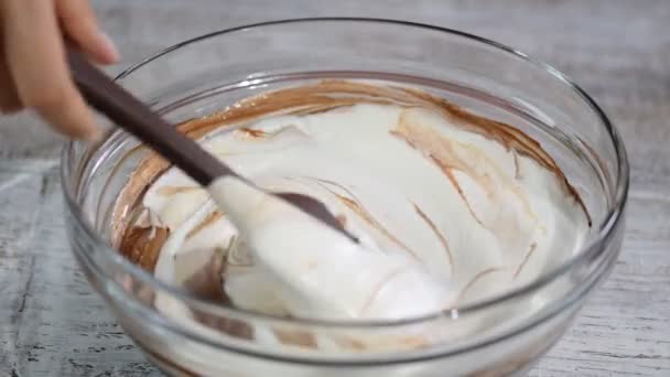 Der Prozess der Herstellung von Schokoladenmousse. — Stockvideo