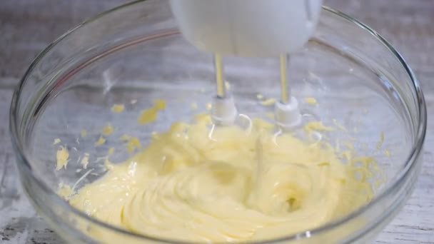 Bata a manteiga para bolo em uma tigela, Fechar . — Vídeo de Stock