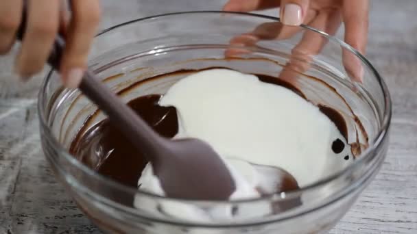 Het proces van het maken van chocolade mousse. — Stockvideo