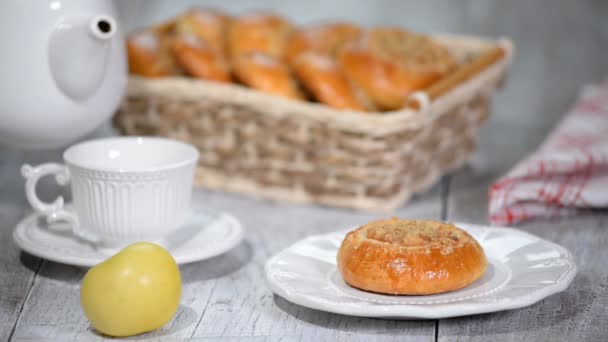 Pães abertos com maçãs Vatrushka e shtreyzelem. Despejando chá na xícara . — Vídeo de Stock