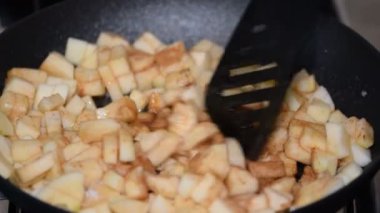 Elma bir tavada pişirme. Bir dolgu çörek için hazırlanması. Elma bir tavada kavurma