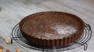 Closeup karanlık çikolatalı tart, ile pudra şekeri serpilir.