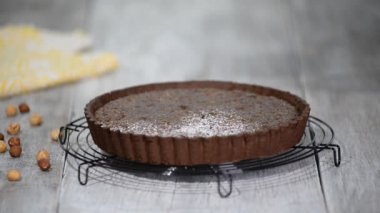 Closeup karanlık çikolatalı tart, ile pudra şekeri serpilir.