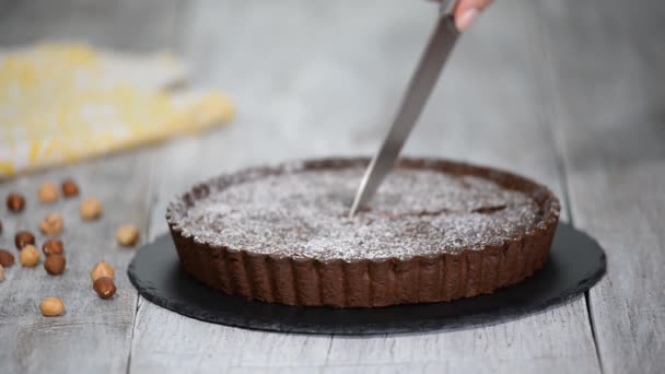 Styckning hemmagjord mörk choklad tårta på rustika bakgrund. — Stockvideo