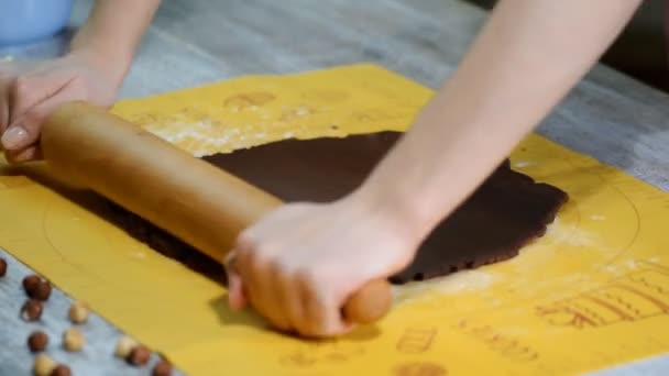 女性手推出巧克力面团与滚针在白色的桌子上 — 图库视频影像