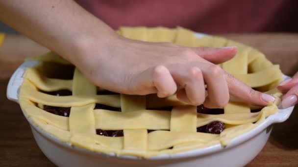 Pastel de cereza americano dulce en un plato para hornear en el fondo de madera — Vídeos de Stock