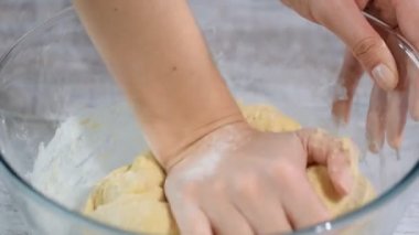 Cam kapta hamur yapma eller.