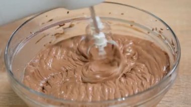 krem çikolata bir el mikseri ile karıştırma.