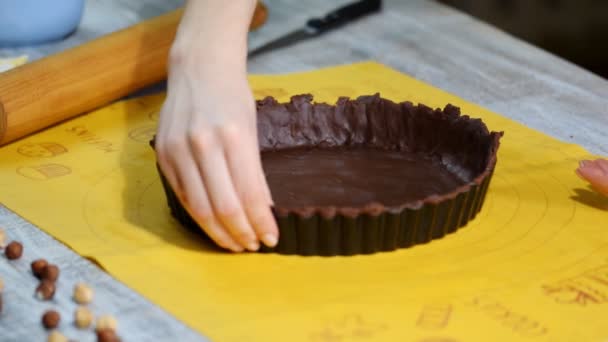 Tangan wanita membuat kue coklat di dapur. — Stok Video