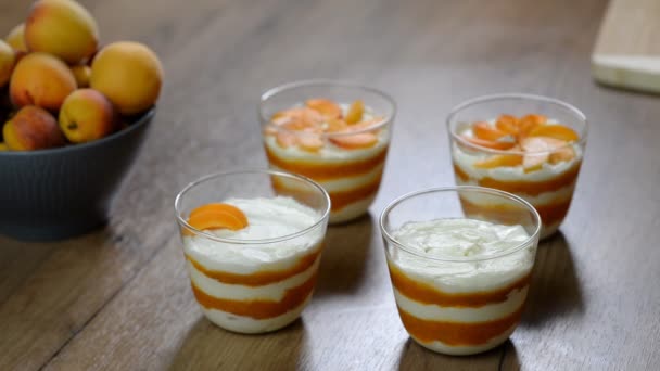 Trifle com geléia de damasco e creme . — Vídeo de Stock