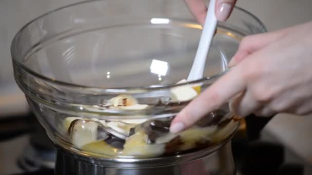 Cocinar brownie en la cocina. Chocolate derretido con mantequilla . — Vídeo de stock