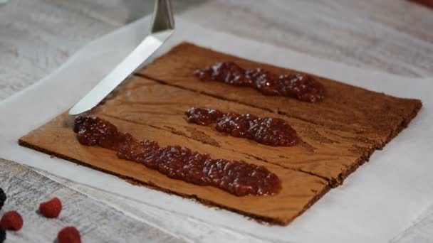 Herstellung des Schweizer Schokoladenkuchens mit Marmelade. — Stockvideo