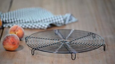 lezzetli ev yapımı şeftalili pasta.