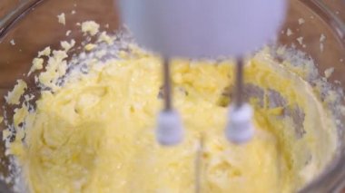 Yumurta hamuru için ekleme. Mutfakta kek yapmak.