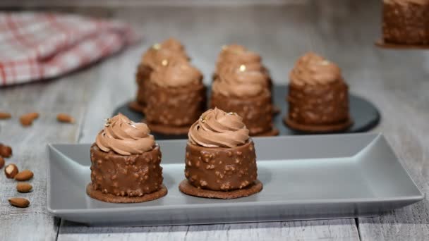 Gâteau français avec caramel et noix à l'intérieur. Dessert de luxe recouvert de glaçage au chocolat . — Video