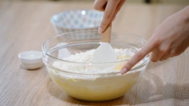 Hamur Yoğurma işlemi. Hamur için çerezleri yapmak.