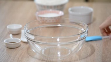 malzemeler ile bir kase un, yumurta, şeker kabı süt ve tereyağı bir pasta veya hamur yapmak hazır mutfak pişirme.