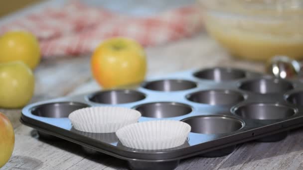 Prázdné papírové formuláře pro muffiny a cupcakes v kovový tác. — Stock video