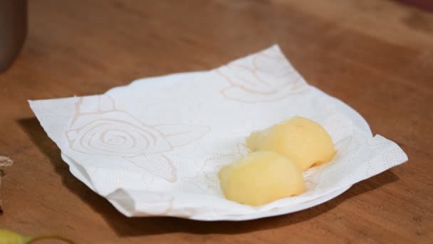 Die gekochte Birne auf ein Papiertuch legen. Kuchen mit Birnen machen. — Stockvideo