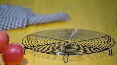 Elmalı turta ahşap arka plan üzerinde taze pişmiş. Organik sonbahar elma pasta.