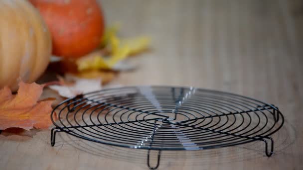 Gâteau de citrouille épicé fraîchement cuit à la maison . — Video