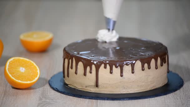 Detail ženy zdobí dort s krémem — Stock video