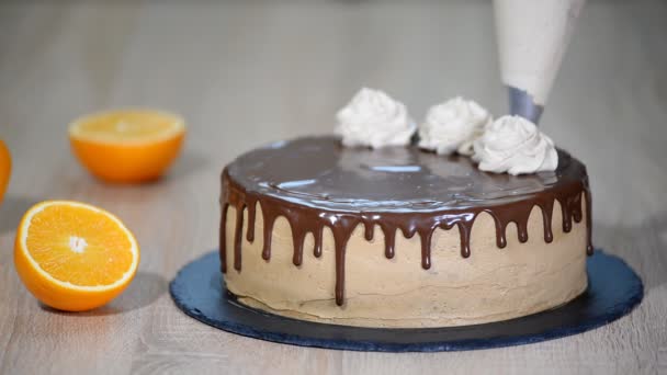 Gros plan de femme décorant gâteau avec une crème . — Video