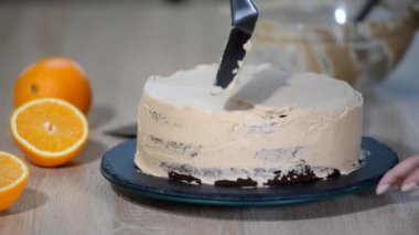 Pudra krem kek üstüne koyar. Pasta krema buzlanma ile yumuşatma Baker.