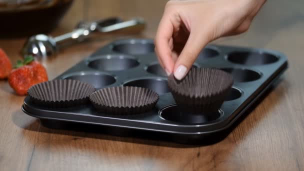 Formularios Papel Vacíos Para Magdalenas Cupcakes Una Bandeja Metal — Vídeo de stock