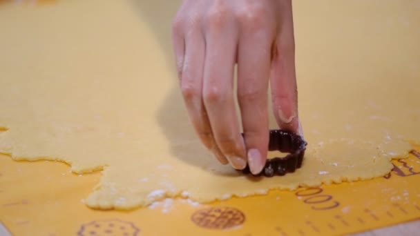 Corte de formas de biscoitos em massa laminada com cortador . — Vídeo de Stock