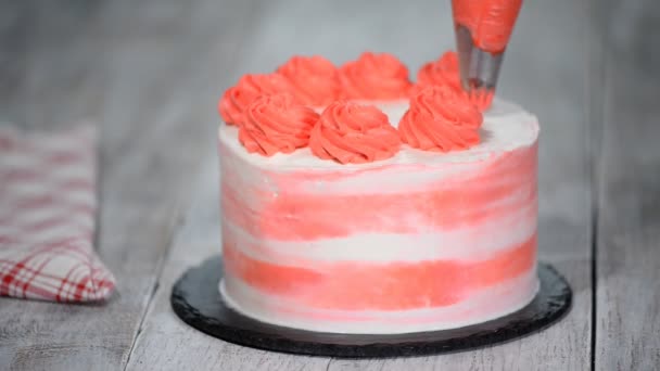 Шеф-кухар прикрашає торт з вершками . — стокове відео
