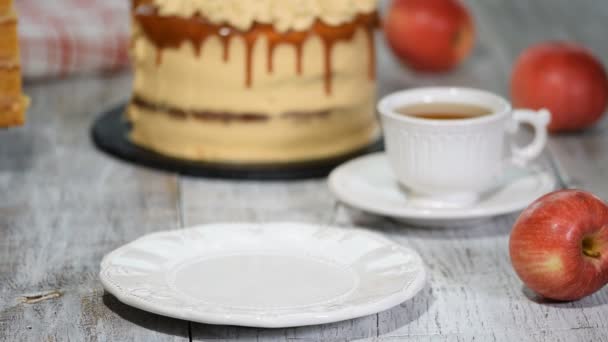 Stück Karamell-Apfelkuchen mit Gewürzen, Zimt, cremigem Karamell im Herbst-Stil. — Stockvideo