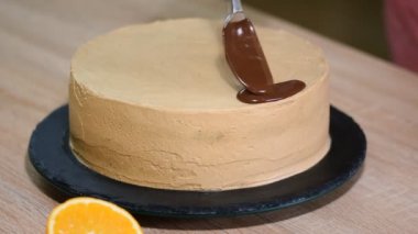 Çikolatalı kek üzerine krema. Modern kek. Pastacı pasta süslemeleri.