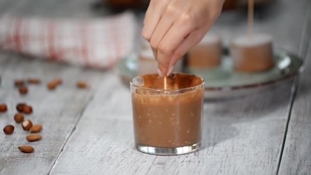 Fazer Mini Bolo Mousse Com Esmalte Chocolate Sobremesa Moderna Pastelaria — Vídeo de Stock
