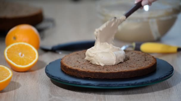 Banketbakker Zet Crème Tot Bovenkant Van Taart Baker Smoothing Cake — Stockvideo