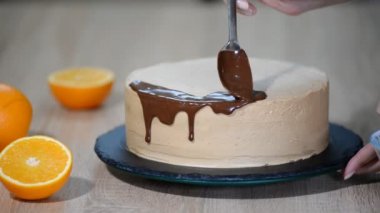 Çikolatalı kek üzerine krema. Modern kek. Pastacı pasta süslemeleri.