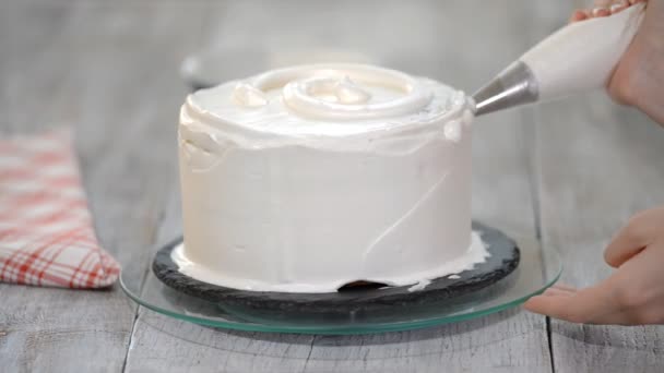 ケーキとクリームを飾る 料理マスター クラス デザイン ケーキ 休日のクリーム ケーキ — ストック動画