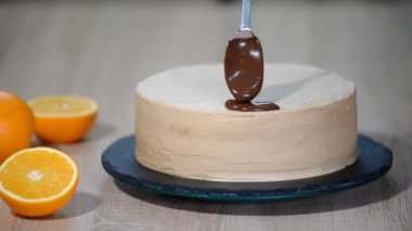 Çikolatalı kek üzerine krema. Modern kek. Pastacı pasta süslemeleri.