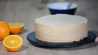 Pudra krem kek üstüne koyar. Pasta krema buzlanma ile yumuşatma Baker.