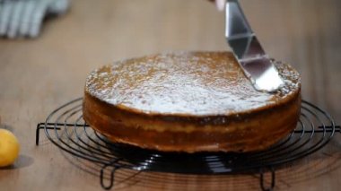 Sacher torte kek pişirme bir sahne.