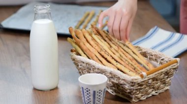 Grisini Breadsticks, susam kaplı ekmek sopa. Taze ekmek sopa bir sepeti.