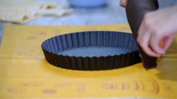 Cocinar Tarta Chocolate Cocinero Está Colocando Masa Molde Para Hornear — Vídeo de stock