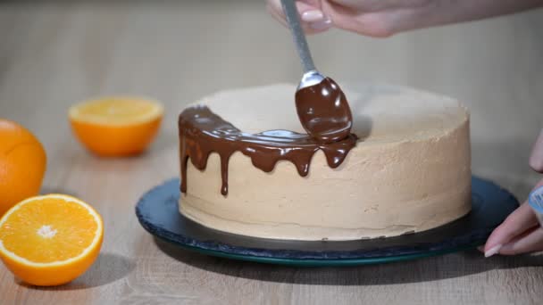 Csokoládé Hab Tortán Modern Torta Cukrász Díszíteni Tortát — Stock videók