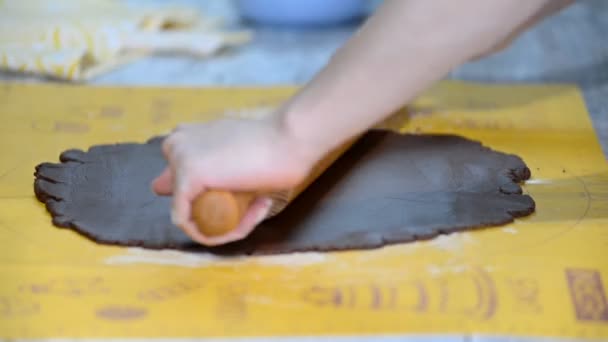 Женские Руки Выкатывают Шоколадное Тесто Скалкой Белом Столе — стоковое видео
